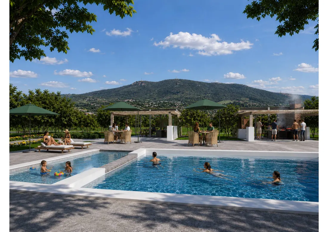 Piscina y quincho de Natura Mbatovi con vista al cerro de Paraguarí